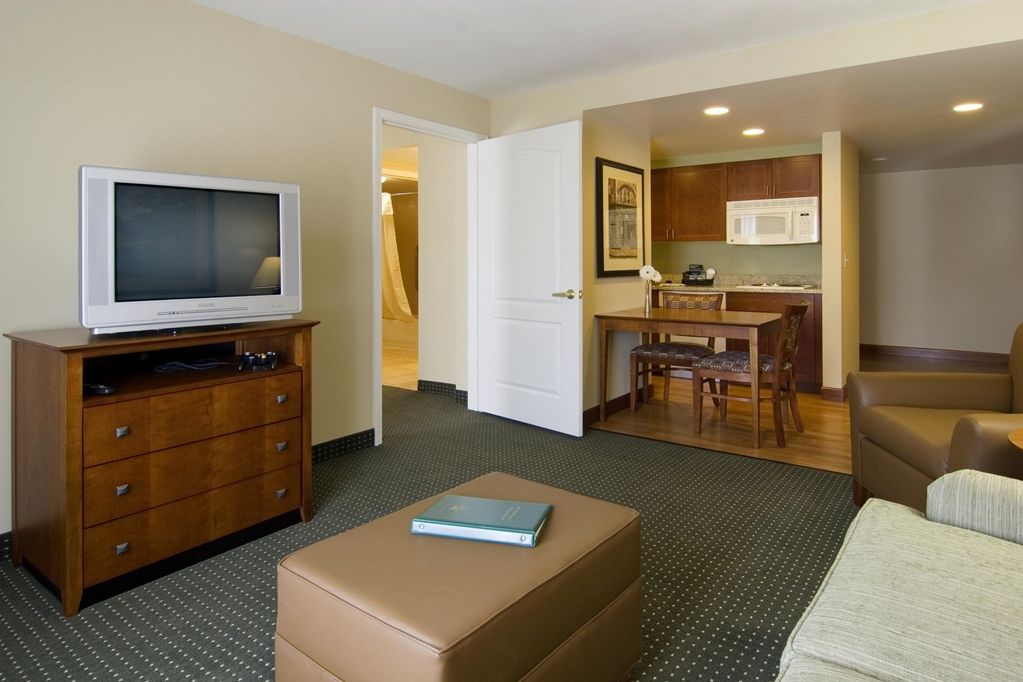 Larkspur Landing Extended Stay Suites St Louis Riverport Maryland Heights Room photo